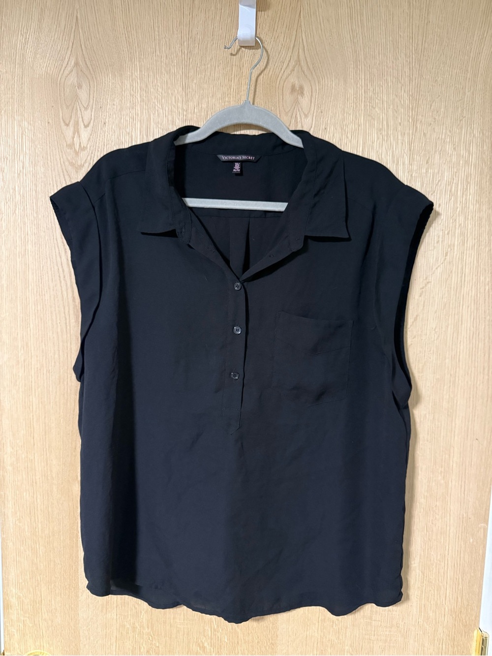 Victoria's Secret Black Sleeveless Button-Front Blouse XL